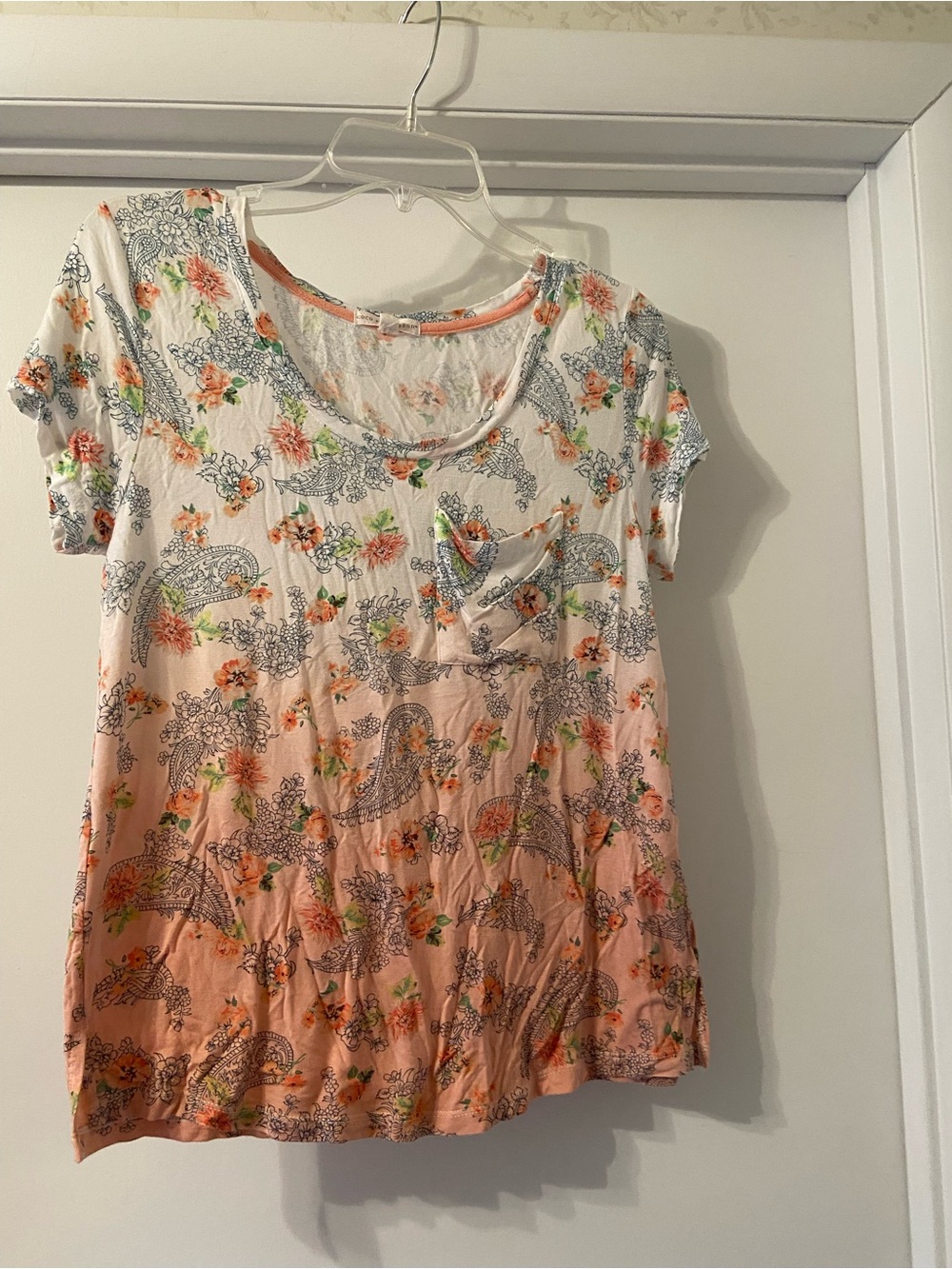 Floral Ombre Scoop Neck Tee in Peach and White